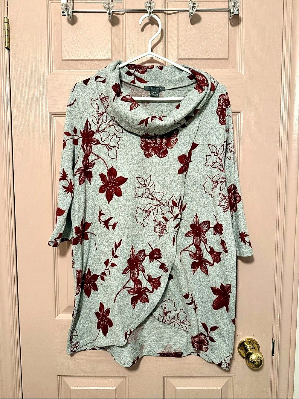 2 for $30 - Suzy Shier Floral Cowl Neck Tunic in Gray & Red Size Large Like New